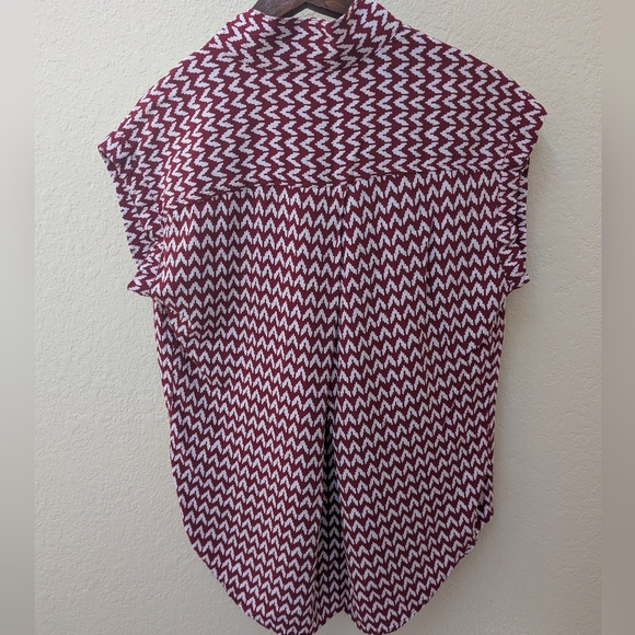 Jach's Girlfriend Red + White Chevron Cuffed Sleeve Button Down Blouse. Size M - Picture 5 of 6